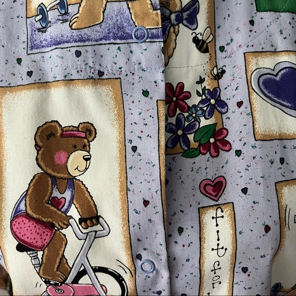 Vintage Novelty Exercise Bear Snap Close Scrub Top size Small - Picture 4 of 10